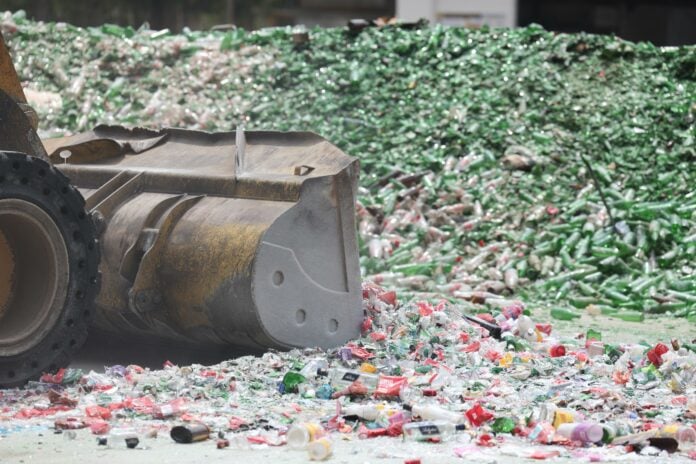 Mais de 100 mil garrafas apreendidas em operação contra adulteração e falsificação de bebidas foram destruídas. | Foto: Governo de São Paulo