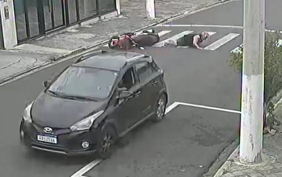 Motociclista de 60 anos é atropelado e condutor foge sem prestar socorro em Amparo Motociclista de 60 anos é atropelado e condutor foge sem prestar socorro em Amparo