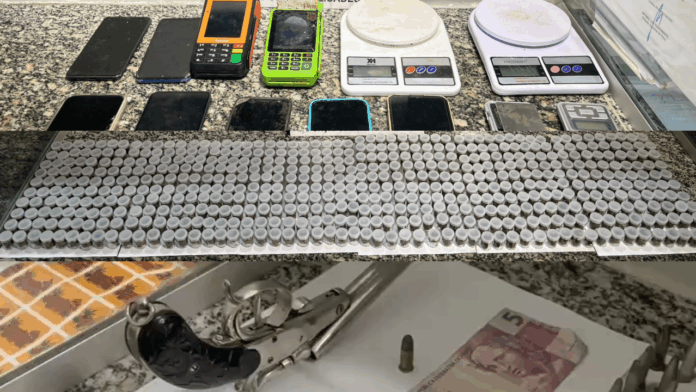 Operação prende homem com mais de mil porções de drogas e arma Operação prende homem com mais de mil porções de drogas e arma