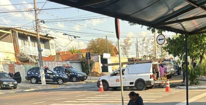 Criminosos se passam por técnicos para furtar fios com carros e uniformes falsos