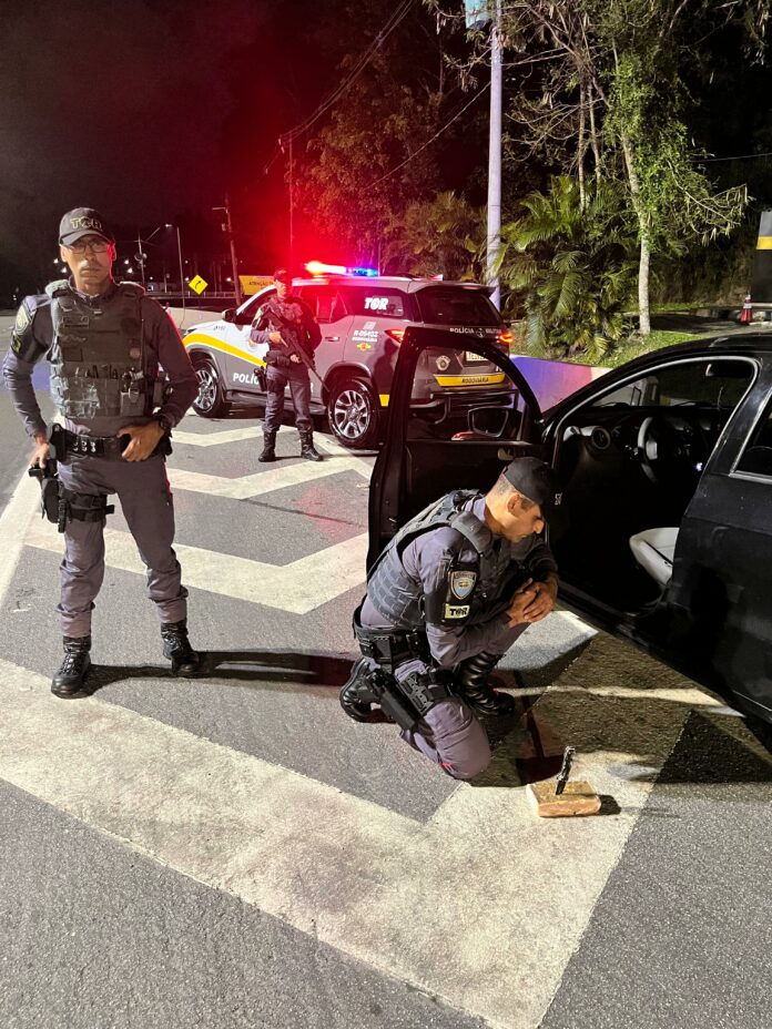 Mulher é presa com mais de 1 kg de crack escondido em carro na Tamoios, em Caraguatatuba Mulher é presa com mais de 1 kg de crack escondido em carro na Tamoios, em Caraguatatuba