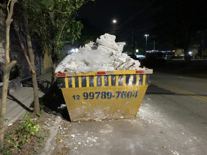 Dois fetos são encontrados dentro de caçamba de entulho em Jacareí Dois fetos são encontrados dentro de caçamba de entulho em Jacareí