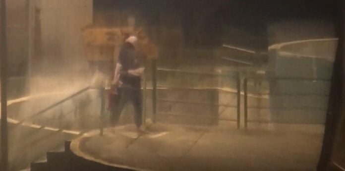 Câmeras de segurança flagram jovem danificando extintor em parque de Jacareí Câmeras de segurança flagram jovem danificando extintor em parque de Jacareí