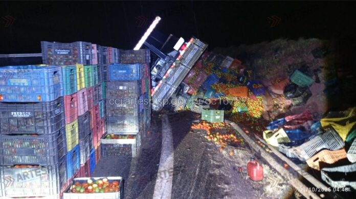 Caminhão carregado de tomate tomba em alça de rodovia em Campinas Caminhão carregado de tomate tomba em alça de rodovia em Campinas