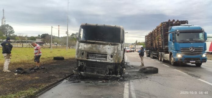 VÍDEO: Caminhão carregado com bobinas de aço pega fogo na Dutra em São José