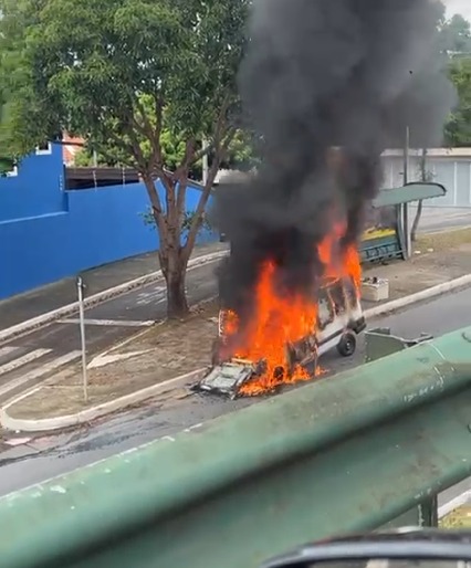 VÍDEO: Carro pega fogo após pane elétrica e complica o trânsito em São José