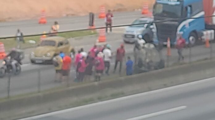 Carro capota na Via Dutra em São José Carro capota na Via Dutra em São José