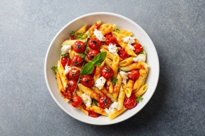 Penne caprese com presunto parma: leve, fresca e deliciosa Penne caprese com presunto parma: leve, fresca e deliciosa