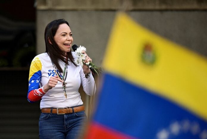 A líder da oposição venezuelana, María Corina Machado, fala aos apoiadores em um protesto antes da posse do presidente Nicolás Maduro para seu terceiro mandato, em Caracas, Venezuela, em 9 de janeiro de 2025. REUTERS/Gaby Oraa
