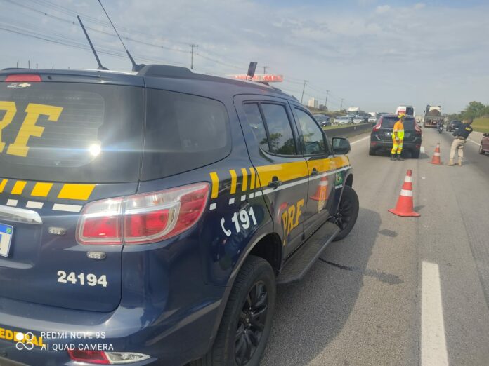 Dois acidentes seguidos causam interdição na Dutra em São José