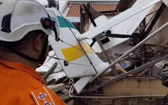Avião caiu sobre residência em Goiânia | Foto: Divulgação/CBMGO
