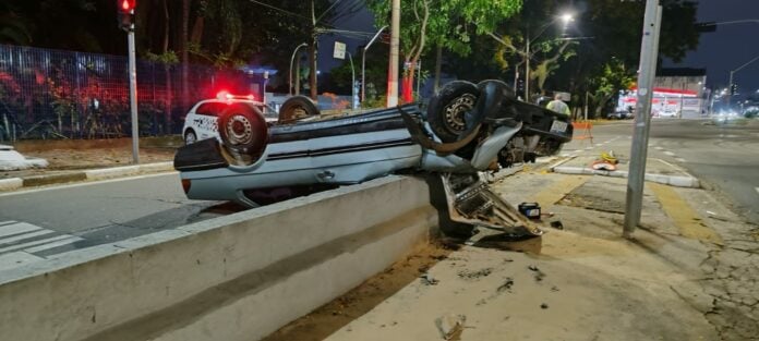 Carro usado em roubo de farmácia capota após perseguição policial em Campinas Carro usado em roubo de farmácia capota após perseguição policial em Campinas