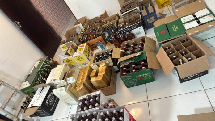 Homem preso por falsificar bebidas em São José é solto após audiência de custódia