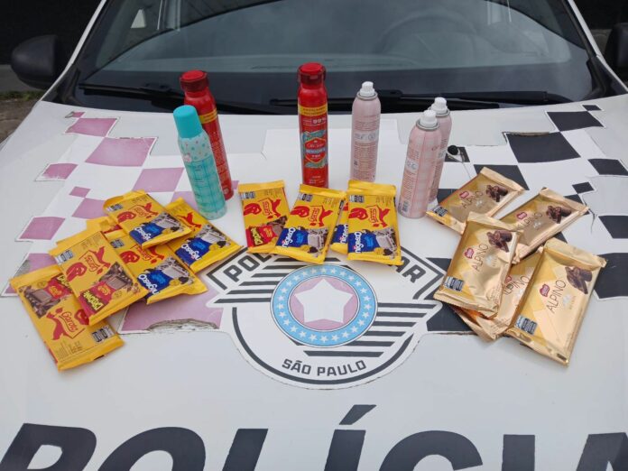 Mulher é presa após furtar desodorantes e chocolates de loja no centro de Caraguatatuba