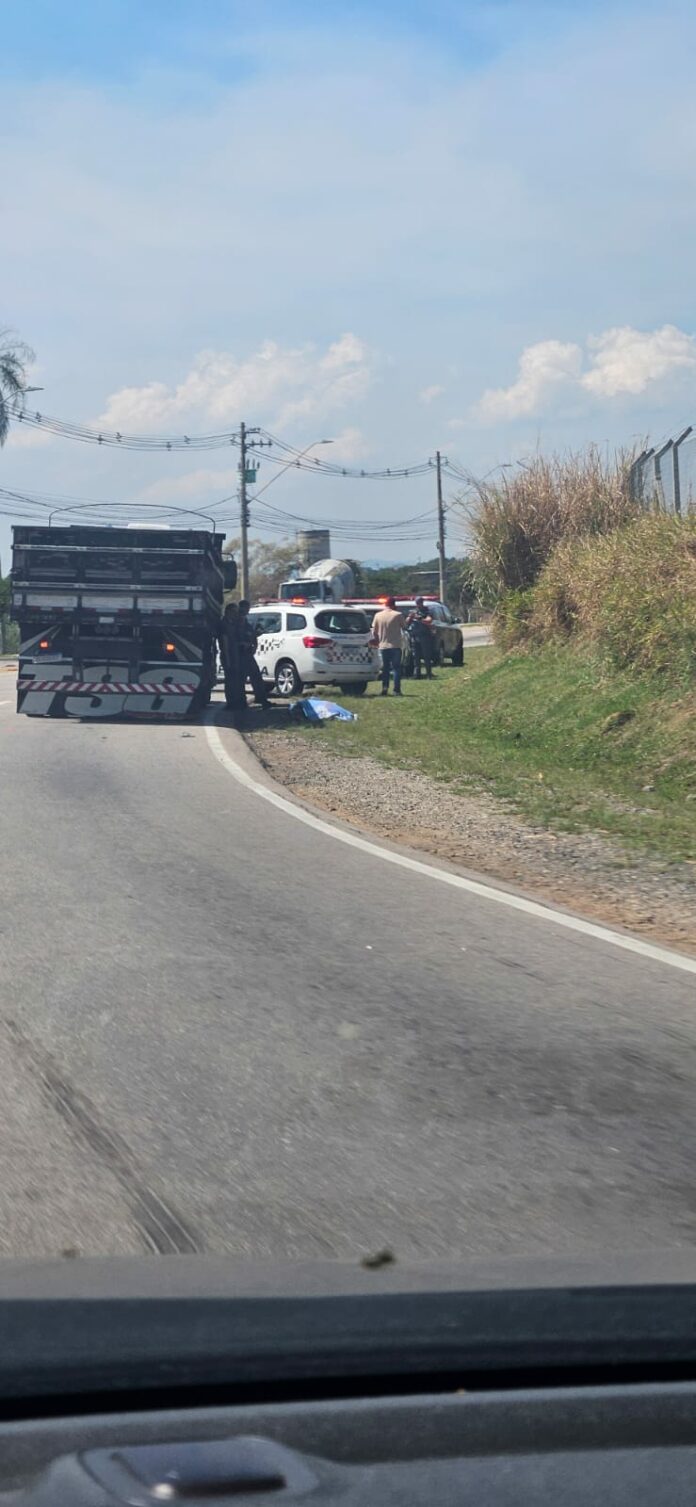 Mulher morre após ser atropelada por caminhão em São José dos Campos