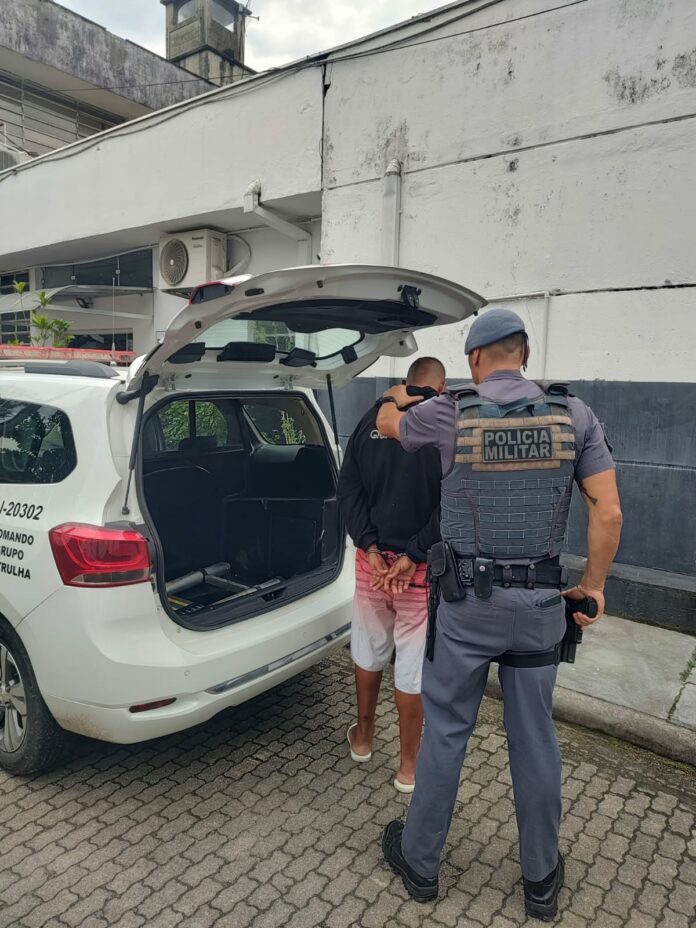 Homem é preso por tráfico com mais de 400 porções de drogas em Ubatuba Homem é preso por tráfico com mais de 400 porções de drogas em Ubatuba