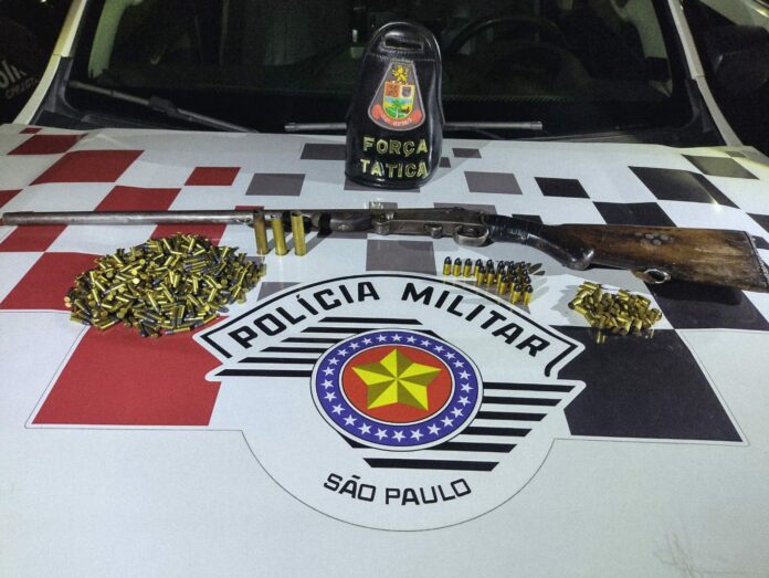 Homem é preso com espingarda e mais de 300 munições em Lorena