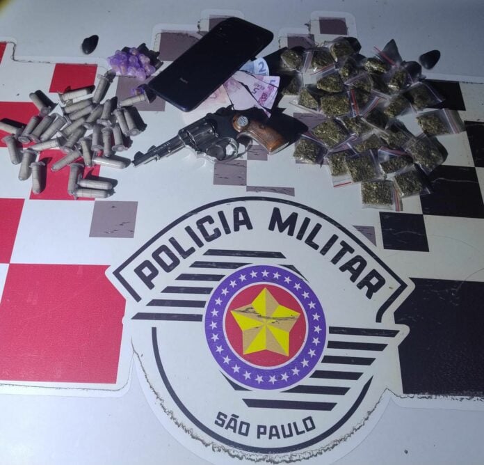 Suspeito fugiu correndo de uma adega com uma sacola nas mãos, mas foi detido