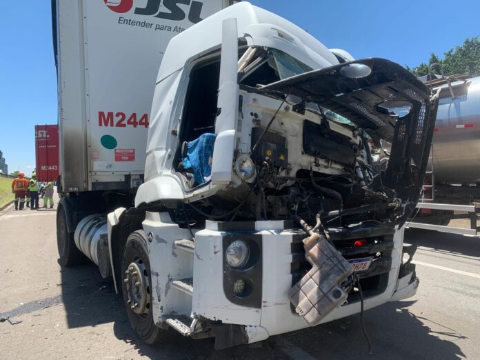 Acidente entre duas carretas deixa uma pessoa ferida e causa lentidão na Dutra, em São José Acidente entre duas carretas deixa uma pessoa ferida e causa lentidão na Dutra, em São José