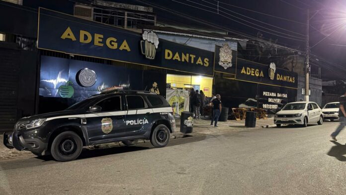 Polícia prende dono de adega em Caçapava por contrabando de bebidas e cigarros Polícia prende dono de adega em Caçapava por contrabando de bebidas e cigarros