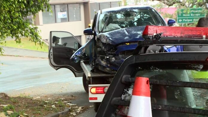 Carro bate em poste e interdita Avenida Ângelo Simões no Centro de Campinas Carro bate em poste e interdita Avenida Ângelo Simões no Centro de Campinas