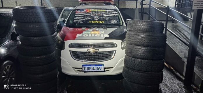 PM apreende carga de pneus em São José
