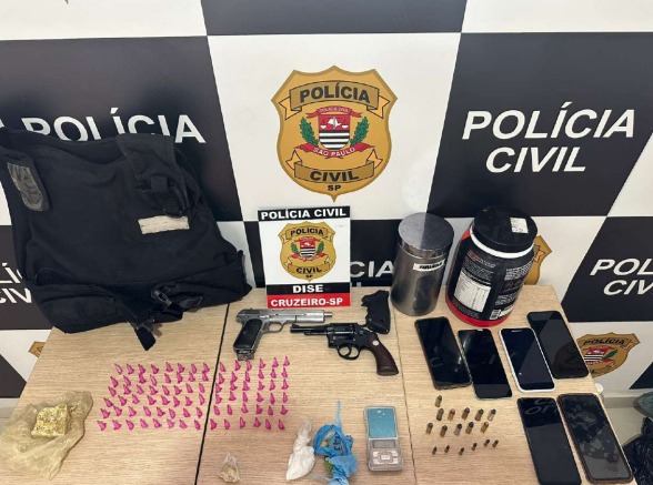 Operação da Polícia Civil prende três por tráfico de drogas e apreende adolescente em Cruzeiro