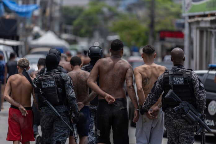 Grupo de presos durante operação policial na Vila Cruzeiro, no Complexo de favelas da Penha. Barricadas foram feitas por traficantes para tentar impedir o acesso da polícia. Houve troca de tiros. Há polícias e bandidos feridos e mortos. | Foto: Eduardo Anizelli/Folhapress