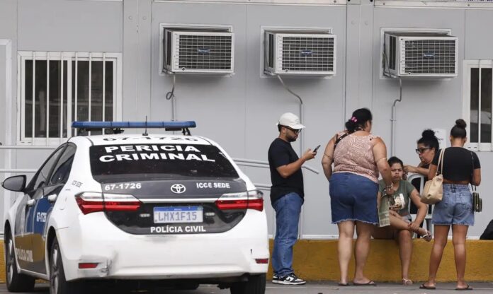 Famílias em frente ao IML | Foto: Tânia Rêgo/Agência Brasil