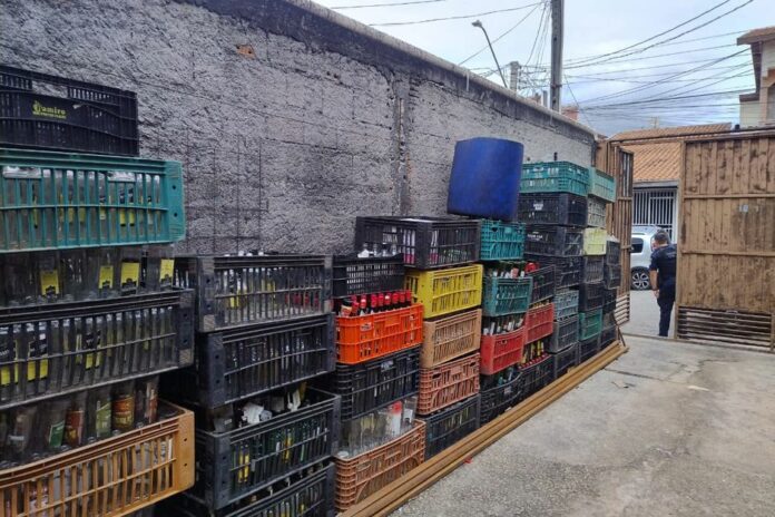 Distribuidora clandestina de bebidas é interditada em São José
