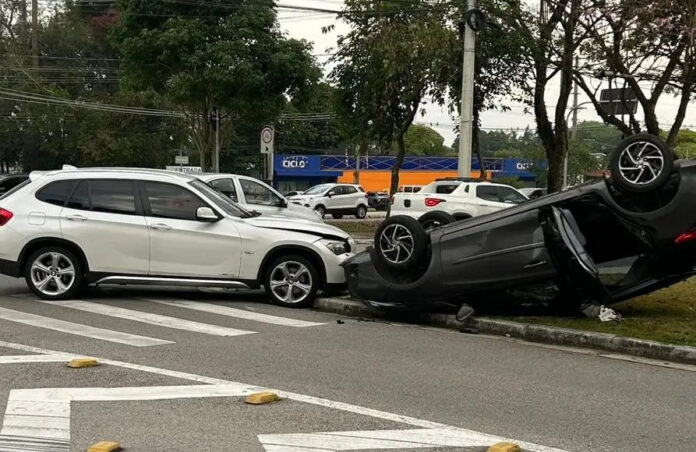 Carro capota e mobiliza agentes de trânsito em São José Carro capota e mobiliza agentes de trânsito em São José