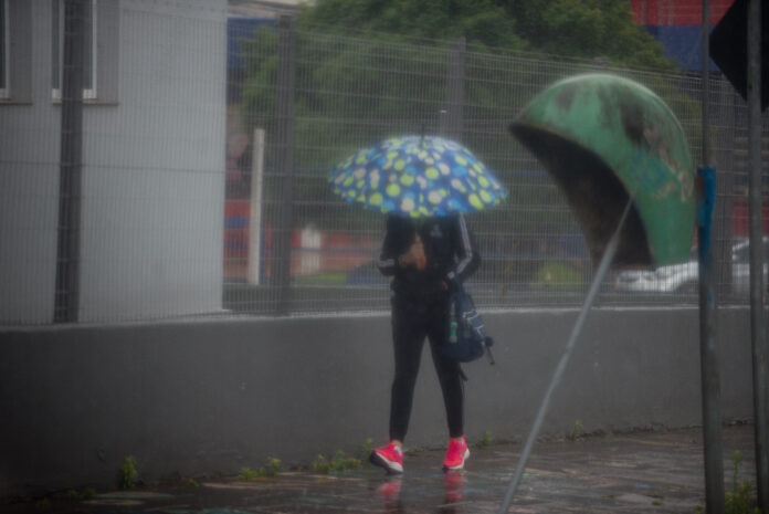 Rio Grande do Sul em alerta para passagem de ciclone extratropical O Rio Grande do Sul está em alerta nesta sexta-feira, 7, em virtude da passagem de um Ciclone Extratropical. O volume de chuva aumenta com o passar das horas e gera atenção redobrada da Defesa Civil Estadual. Em Venâncio Aires, região dos Vales, ruas já estão alagadas e o alerta é para a possibilidade de fortes rajadas de ventos e volume de chuva em grandes proporções. | Foto: Leandro Osório/Ato Press/Folhapress