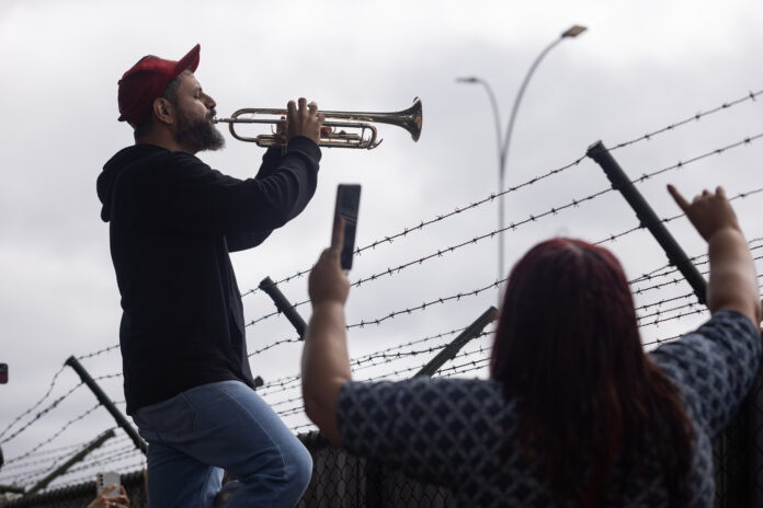Homem toca uma trombeta para celebrar a detenção pela Polícia Federal do Brasil, de forma preventiva neste sábado, o ex-presidente brasileiro Jair Bolsonaro, condenado por tentativa de golpe de Estado e quem foi encontrado na prisão domiciliar. Bolsonaro pretendia romper a barreira eletrônica que fiscalizava seus movimentos para fugir durante uma manifestação convocada em frente à sua casa por um de seus filhos | EFE/Vini Santa Rosa Homem toca uma trombeta para celebrar a detenção pela Polícia Federal do Brasil, de forma preventiva neste sábado, o ex-presidente brasileiro Jair Bolsonaro, condenado por tentativa de golpe de Estado e quem foi encontrado na prisão domiciliar. Bolsonaro pretendia romper a barreira eletrônica que fiscalizava seus movimentos para fugir durante uma manifestação convocada em frente à sua casa por um de seus filhos | EFE/Vini Santa Rosa