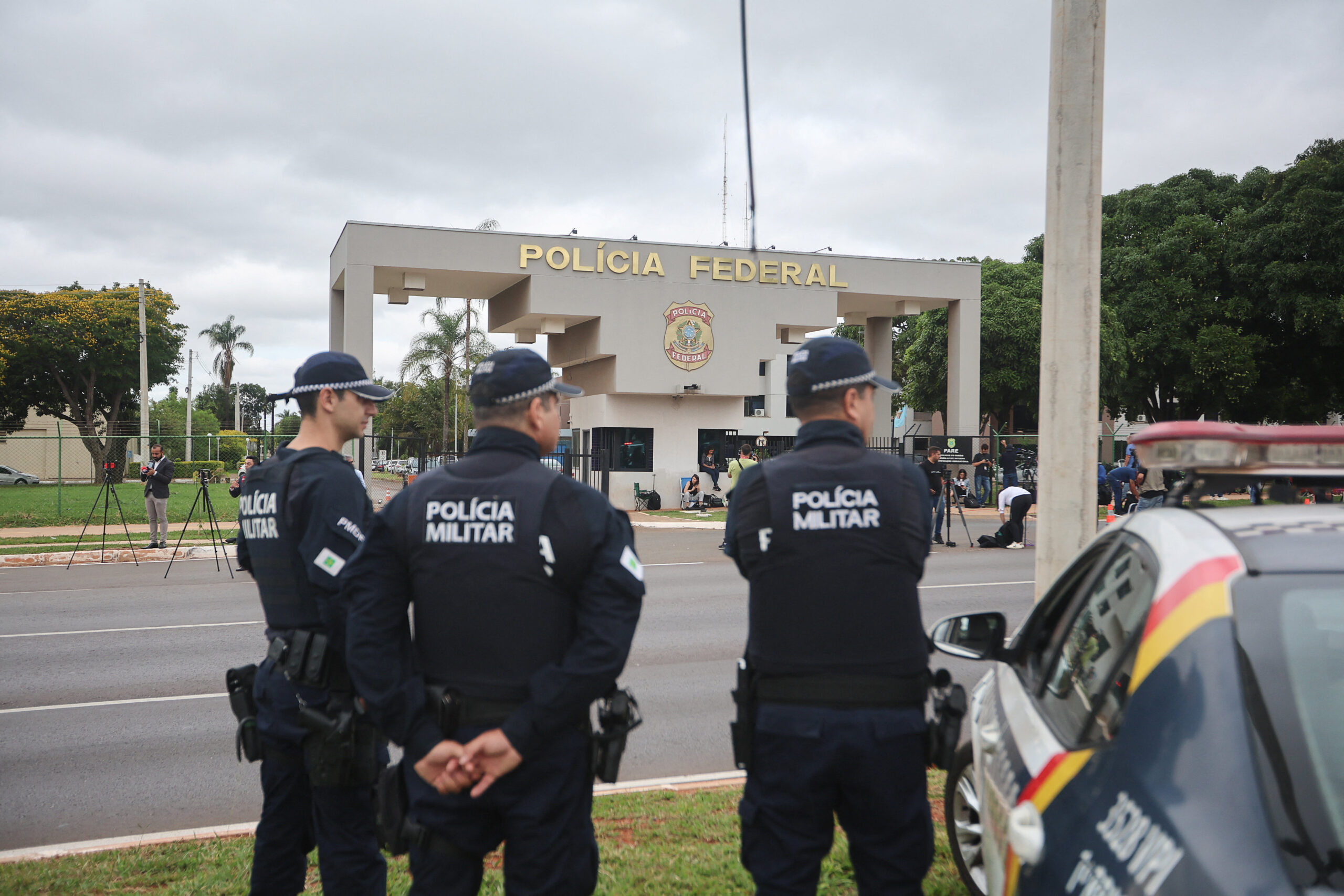 Policiais militares em frente à sede regional da Polícia Federal, onde o ex-presidente do Brasil, Jair Bolsonaro, foi levado após ser colocado sob custódia policial como medida preventiva relacionada à sua prisão domiciliar, em Brasília | REUTERS/Mateus Bonomi Policiais militares em frente à sede regional da Polícia Federal, onde o ex-presidente do Brasil, Jair Bolsonaro, foi levado após ser colocado sob custódia policial como medida preventiva relacionada à sua prisão domiciliar, em Brasília | REUTERS/Mateus Bonomi