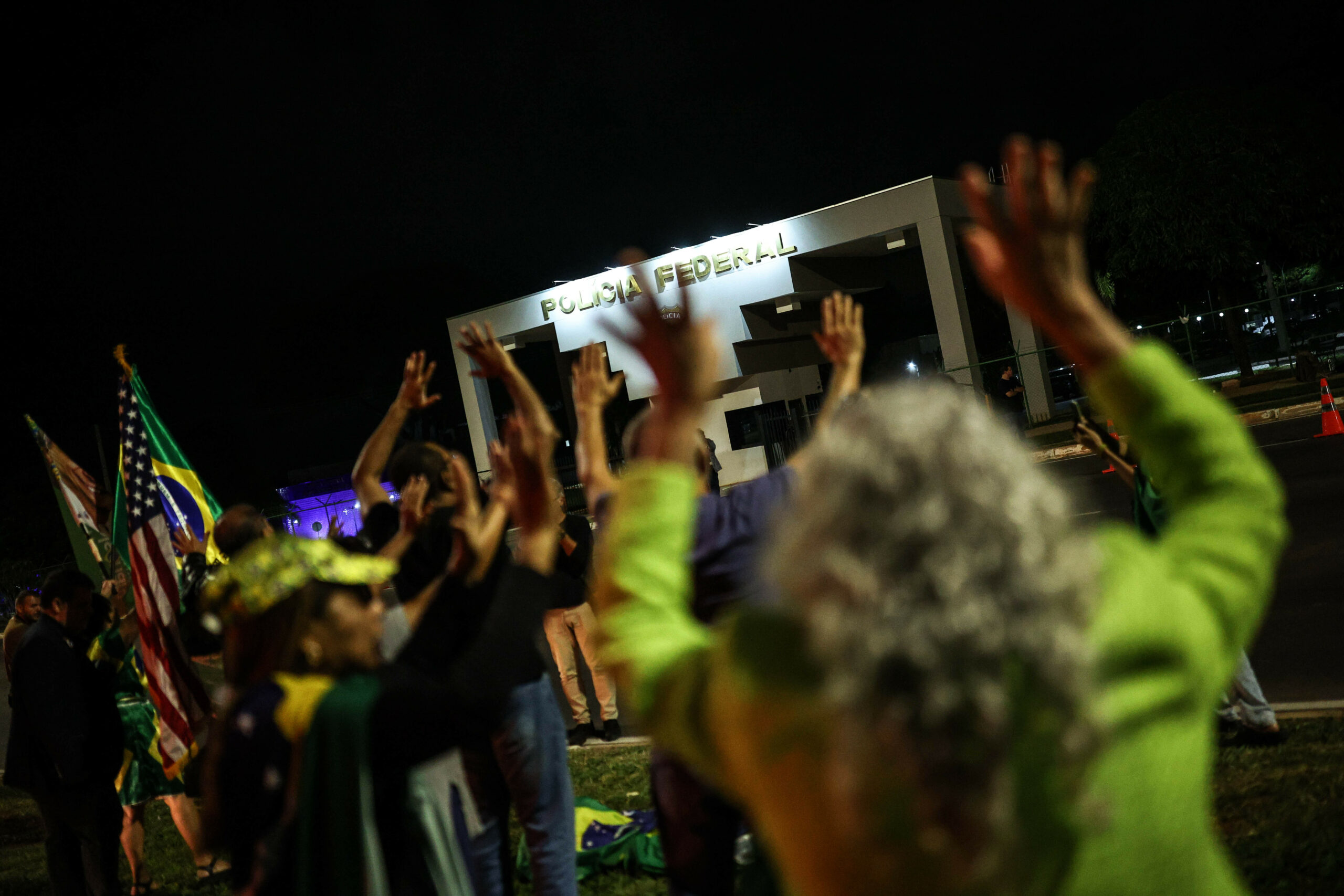 Apoiadores fazem vigília em apoio a Bolsonaro Vigília em apoio a Jair Bolsonaro é realizada ao lado do condomínio onde mora o ex-presidente, que teve a prisão preventiva decretada pelo ministro do STF Alexandre de Moraes, na noite deste sábado | Foto: Gabriela Biló/Folhapress