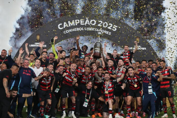 Jogadores do Flamengo celebram com o troféu a conquista da Copa Libertadores contra o Palmeiras neste sábado, no estádio Monumental | EFE/ Paolo Aguilar Jogadores do Flamengo celebram com o troféu a conquista da Copa Libertadores contra o Palmeiras neste sábado, no estádio Monumental | EFE/ Paolo Aguilar