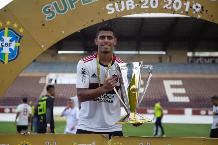 Taubaté anuncia lateral Ítalo, ex-Flamengo e Brusque, como reforço para a Série A2 do Paulista