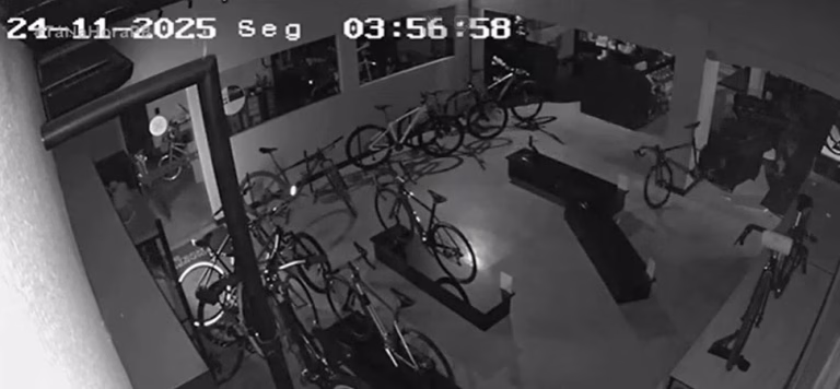 Ação ocorreu por volta das 4h desta segunda-feira (24) e durou cerca de dez minutos | Foto Reprodução Circuito de Segurança