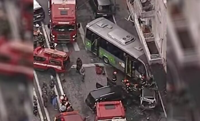 Acidente envolvendo micro-önibus em São Paulo | Reprodução/TV Globo Acidente envolvendo micro-önibus em São Paulo | Reprodução/TV Globo