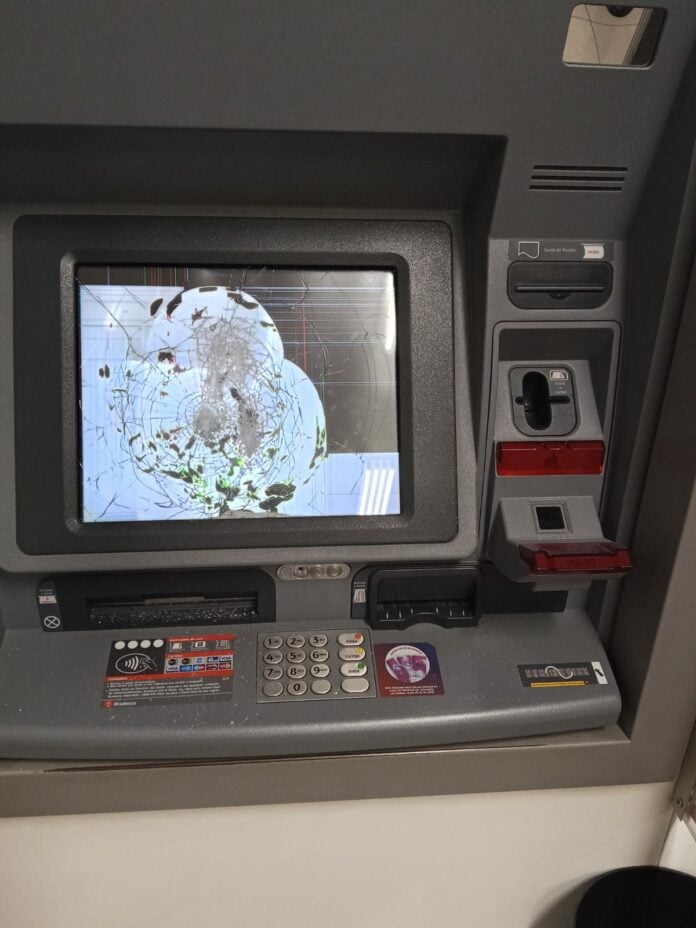 Homem quebra caixas eletrônicos de bancos após briga familiar