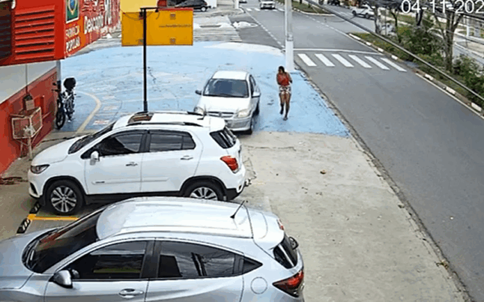 VÍDEO: mulher escapa por centímetros de carro desgovernado VÍDEO: mulher escapa por centímetros de carro desgovernado