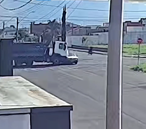 Caminhão atinge e arrasta carro em cruzamento de Americana Caminhão atinge e arrasta carro em cruzamento de Americana