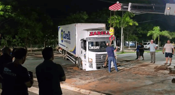 Via é interditada após caminhão afundar no asfalto na Zona Leste de Campinas Via é interditada após caminhão afundar no asfalto na Zona Leste de Campinas