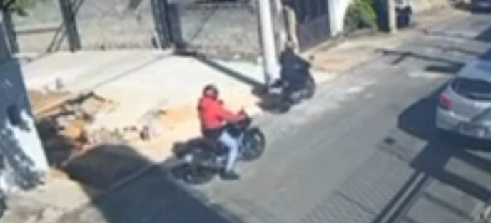 VÍDEO: Dupla furta moto em menos de um minuto em plena luz do dia em Hortolândia