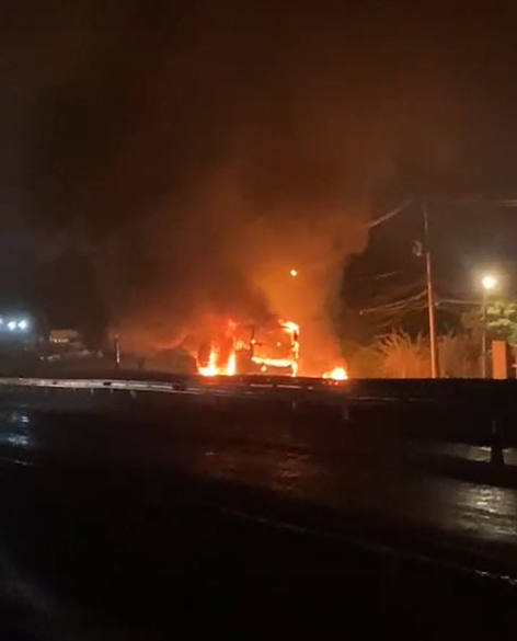 Ônibus pega fogo na Rodovia Francisco Aguirre Proença, em Monte Mor