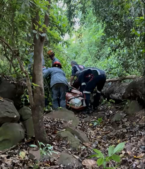 Mulher de 36 anos é resgatada após cair em cachoeira durante trilha em Araras Mulher de 36 anos é resgatada após cair em cachoeira durante trilha em Araras