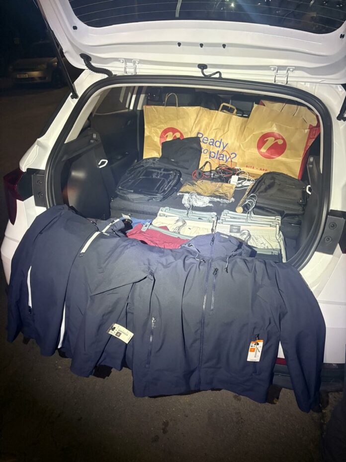 Polícia prende três chilenos por furto de notebook e roupas em Campinas Polícia prende três chilenos por furto de notebook e roupas em Campinas