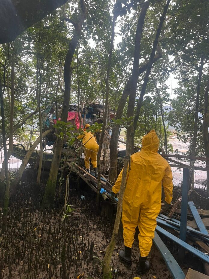 Corpo é encontrado dentro de embarcação abandonada em Ilhabela Corpo é encontrado dentro de embarcação abandonada em Ilhabela