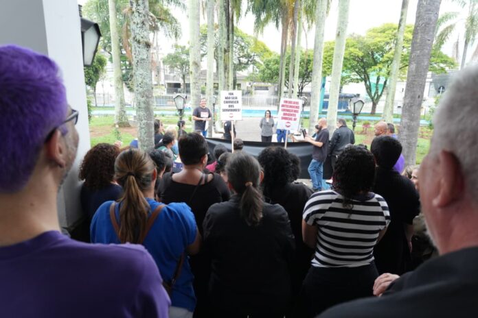 Greve na Fusam entra no segundo dia com passeata de servidores em Caçapava