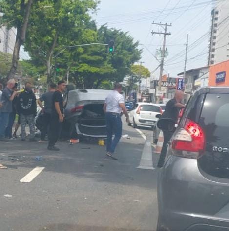 Carro capota na zona sul de São José